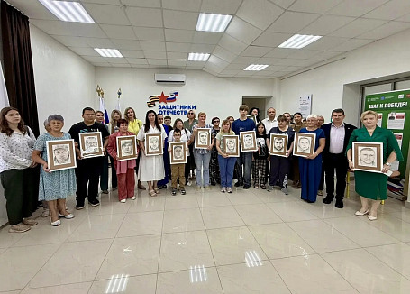Портреты участников спецоперации вручили семьям героев 